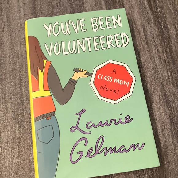 2-pack Laurie Gelman books: Class Mom series - Picture 2 of 11